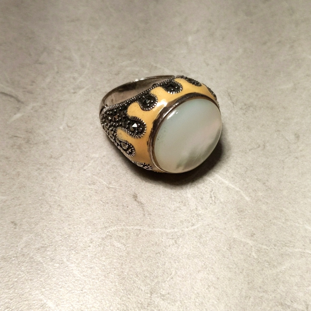 925 Sterling Silver and Shell Yellow Elegant Ring Approx 6 3/4 (6-15)
